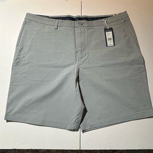 VINEYARD VINES: MEN'S PERFORMANCE ON-THE-GO SHORTS SIZE: 40 COLOR: BARRACUDA